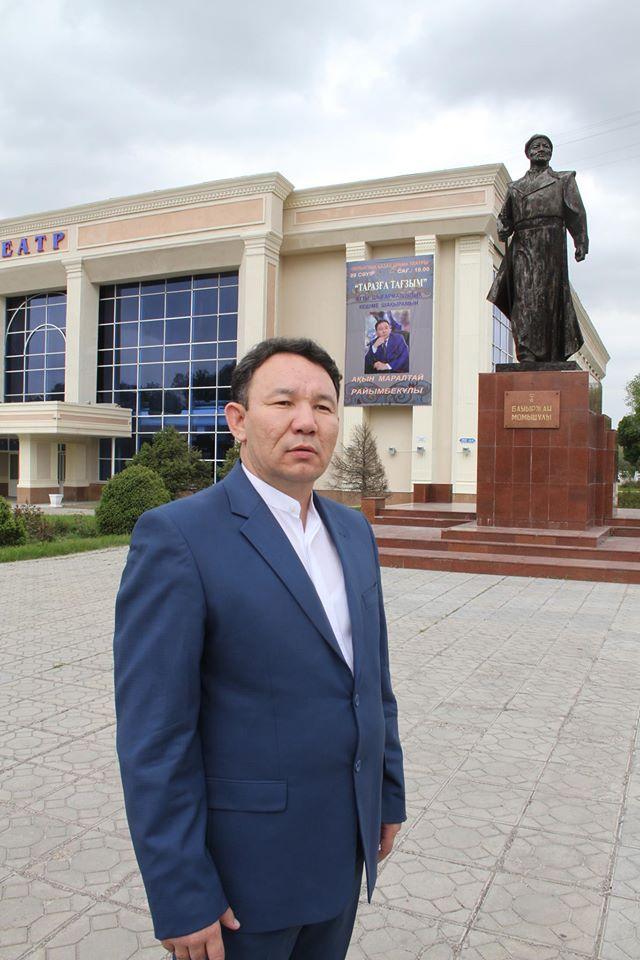 Мендегі мұңды мына дүниеде екі бөліп көтеріп келе жатқандаймын